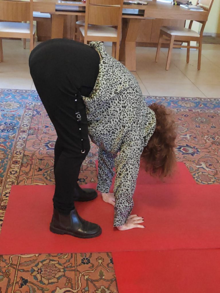 כפוף ברגלים ישרות