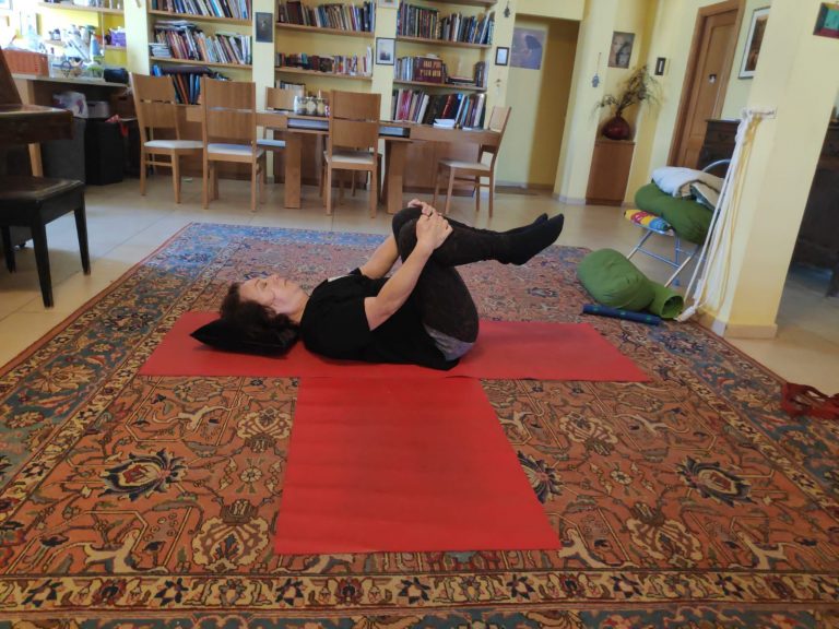 רגליים אל הבטן